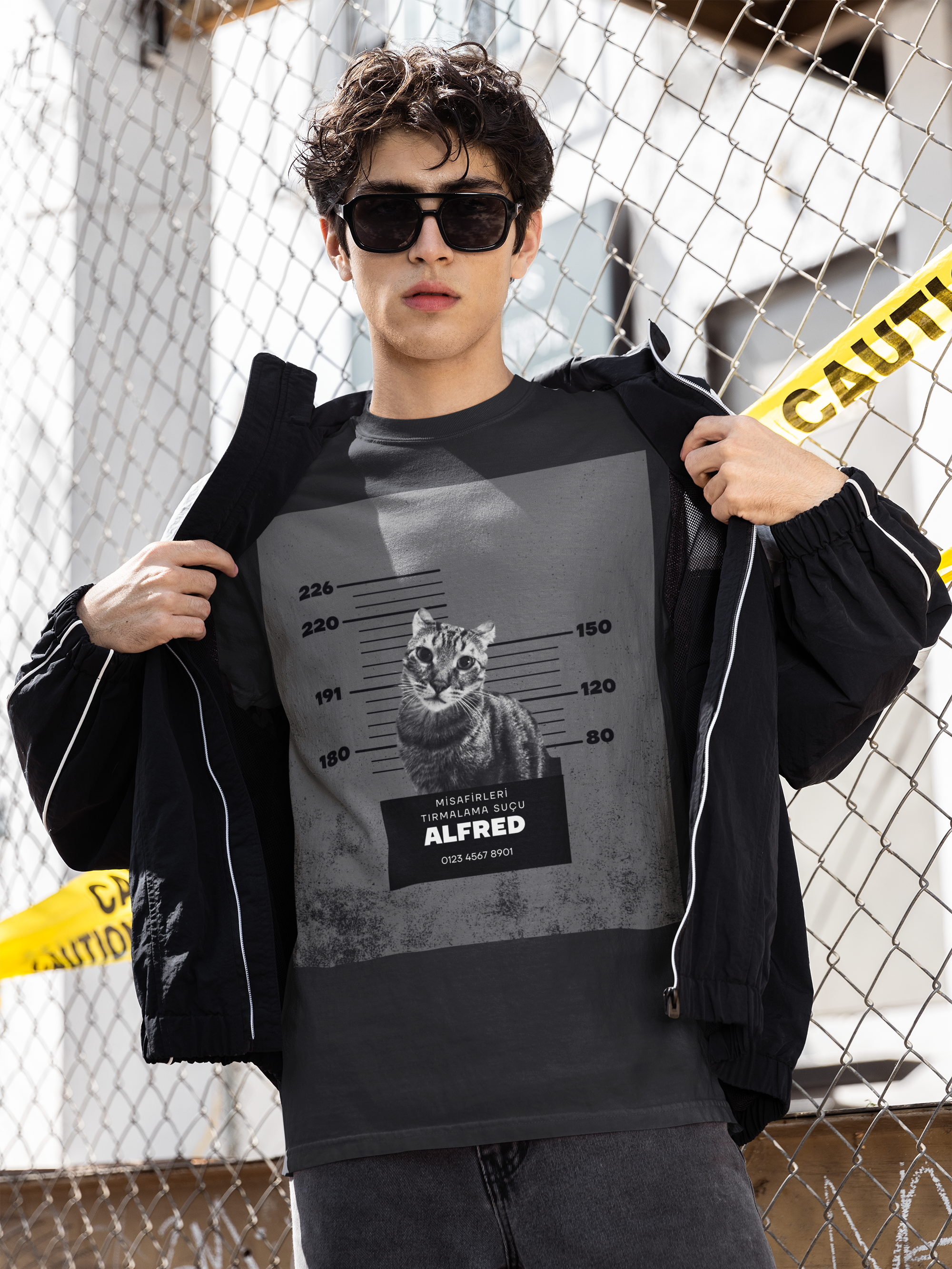 Özelleştirilebilir Evcil Hayvan Mugshot Tişört