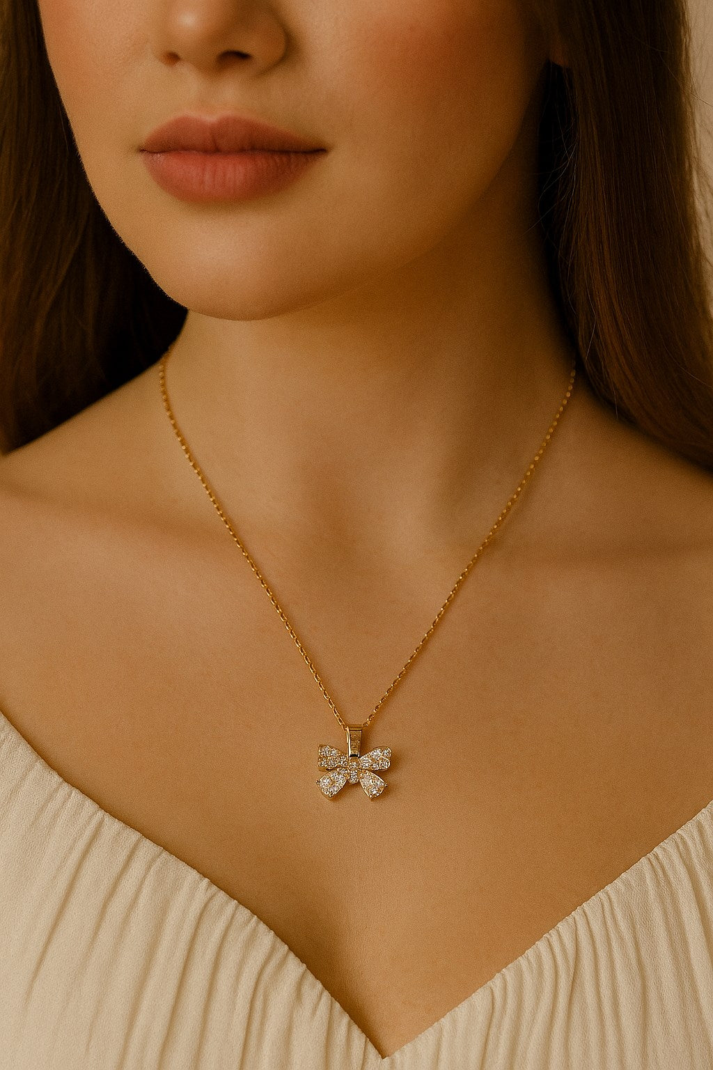 Zirkon Taş Detaylı Altın Renk Kelebek Kolye