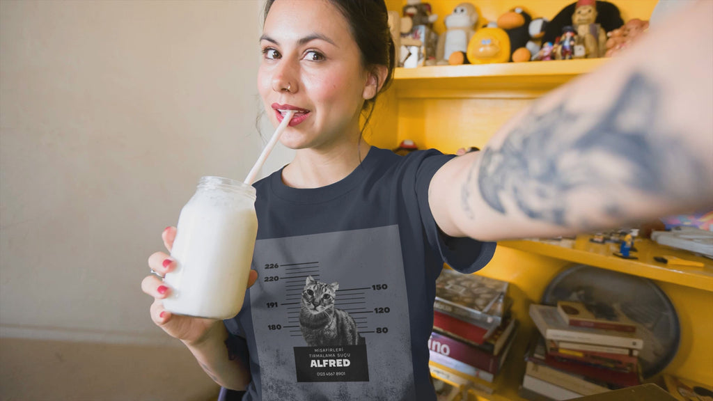 Özelleştirilebilir Evcil Hayvan Mugshot Tişört